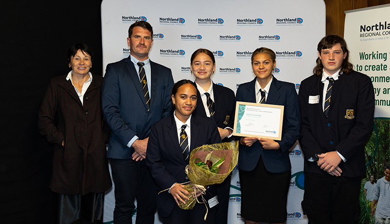 Teachers and students with prizes.